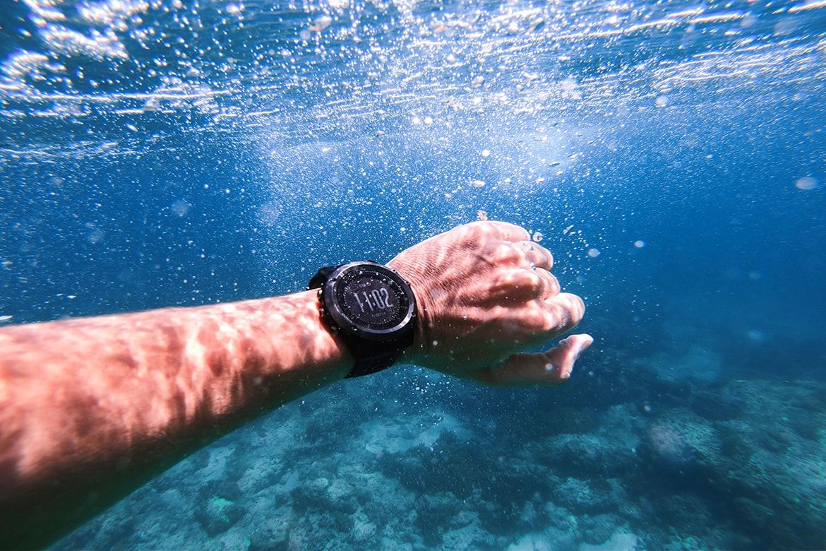 Jaki zegarek do pływania wybrać? Klasy wodoszczelności zegarków.